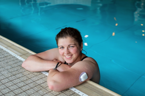 Podder Hannah in swimming pool with Omnipod on her arm