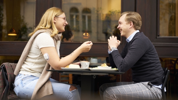 Omnipod Podder eating outside with another person