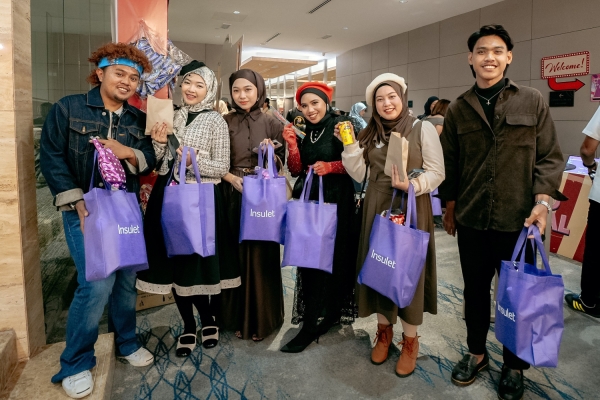 Insulet's Malaysia team with purple shopping bags