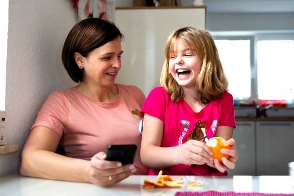 Omnipod Podder daughter with her mother sitting in a kitchen
