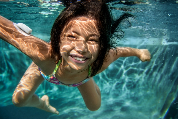 Alexis Bentinganan underwater in a swimming pool